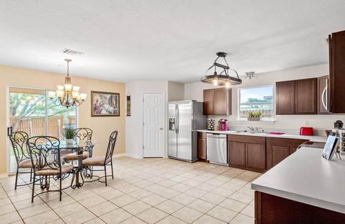 Heritage Maison | **HOT TUB** Garden Spa Near Sea World, Six Flags, Lackland, and Downtown