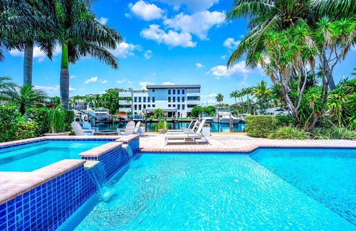 Nurmi Isles Maison | Hot Tub & Heated Pool! Waterfront+1 Mile To Beach!