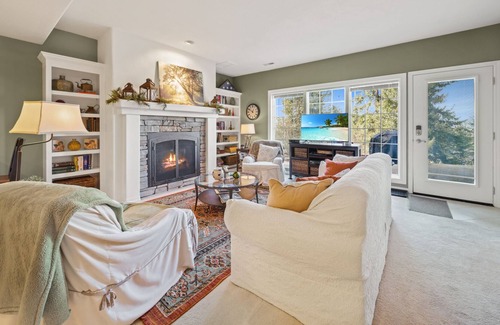 Hayden View Estates Cottage | Hot Tub Hideaway - Views of Hayden Lake!