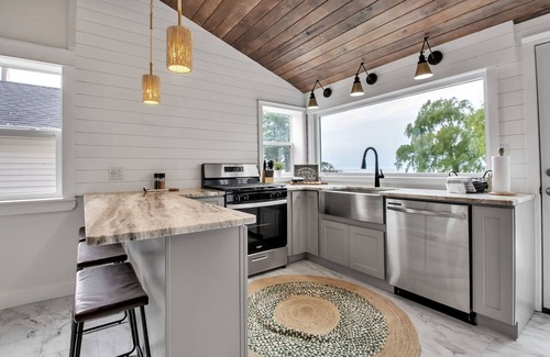 Wilson Maison | HOT TUB, Lake Front, King Bed