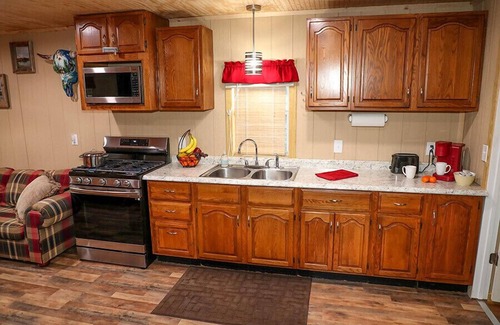 Commerce Cabine | Hot Tub - Lake Front Lodge - Private