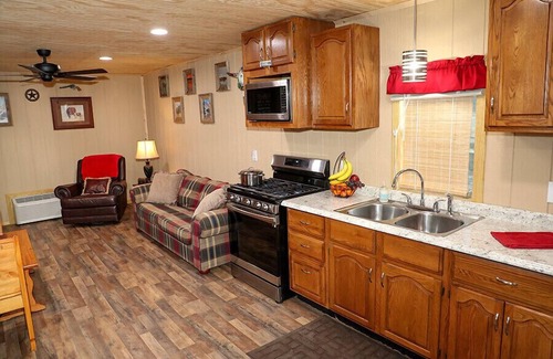 Commerce Cabine | Hot Tub - Lake Front Lodge - Private