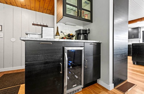 Milton Maison | Hot Tub, Lakeside, Private Beach, 2 Living Rooms, Sleeps up to 12