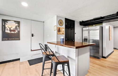 Milton Maison | Hot Tub, Lakeside, Private Beach, 2 Living Rooms, Sleeps up to 12