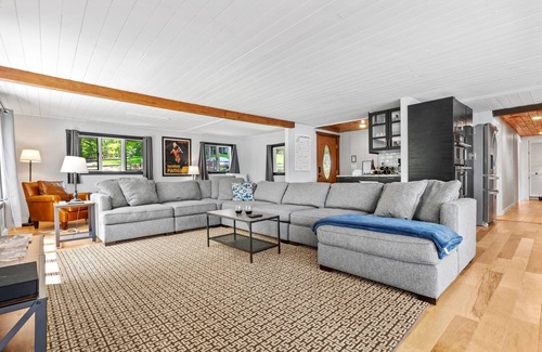 Milton Maison | Hot Tub, Lakeside, Private Beach, 2 Living Rooms, Sleeps up to 12