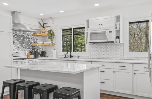 Loves Park Maison | HOT TUB + Large Groups + Fireplace + Game Room