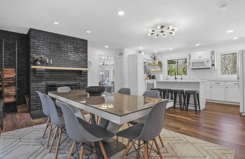 Loves Park Maison | HOT TUB + Large Groups + Fireplace + Game Room