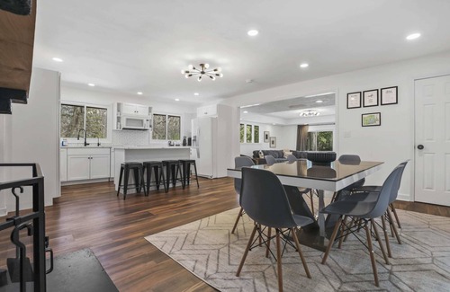 Loves Park Maison | HOT TUB + Large Groups + Fireplace + Game Room