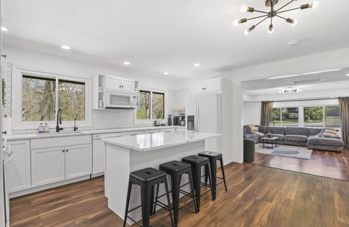 Loves Park Maison | HOT TUB + Large Groups + Fireplace + Game Room