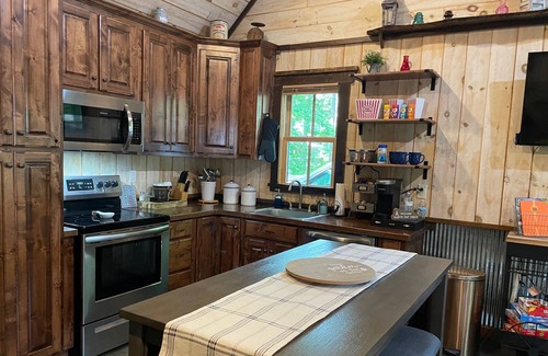 Rising Fawn Cabine | Hot Tub-Large Screened Porch,Fire Pit &Grill Area