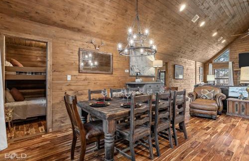 Shreveport Maison | Hot Tub, Log Cabin, Lake Front, Fireplace