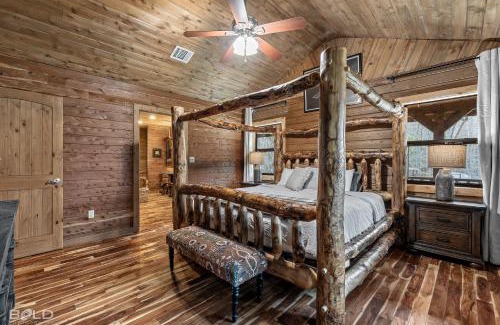 Shreveport Maison | Hot Tub, Log Cabin, Lake Front, Fireplace