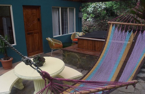 Monteverde Maison | Jacuzzi! Récemment rénové! WiFi rapide. ½ mille de la réserve