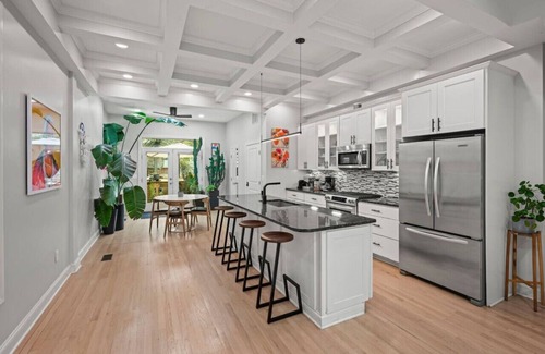Truxton Circle Maison | Hot Tub Oasis Giant Row House Historic