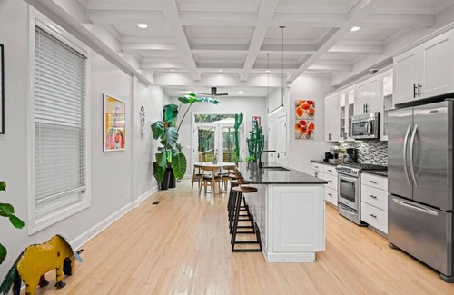 Truxton Circle Maison | Hot Tub Oasis Giant Row House Historic