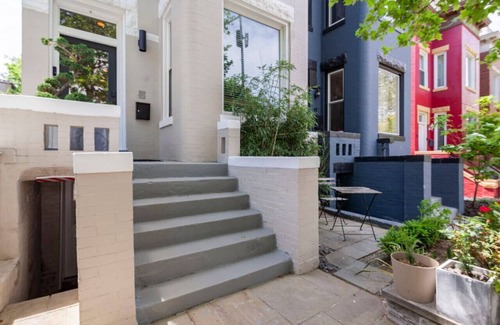 Truxton Circle Maison | Hot Tub Oasis Giant Row House Historic