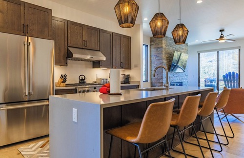 Willow Grove Maison | Hot Tub on Rooftop Deck - Mountain/River Views - Gym - EV Charger - 3 Kings