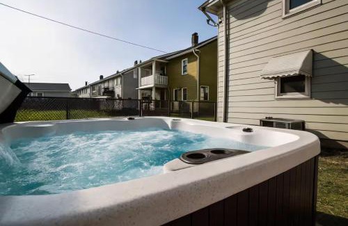 South Hills Maison | Hot Tub Ping Pong Sleeps 9 Retro Fun