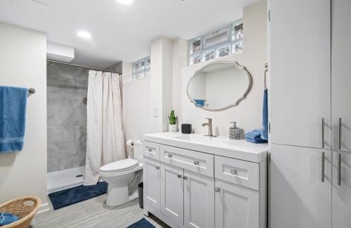 South Hills Maison | Hot Tub Ping Pong Sleeps 9 Retro Fun