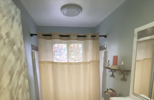 Castle Rock Maison | Hot tub. Ponds and waterfall and gardens. Sunroom/Man cave.