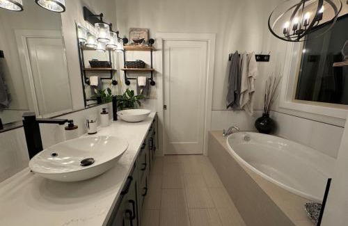 Foothills Appartement | Hot Tub, Pool, City Views, close to Silver Star
