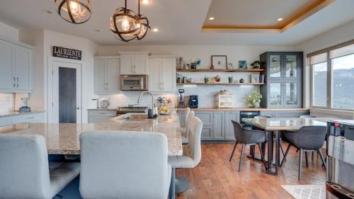 Foothills Appartement | Hot Tub, Pool, City Views, close to Silver Star