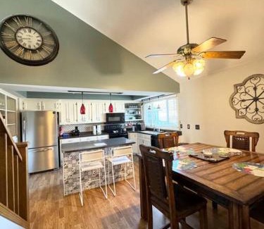 Wichita Maison | Hot Tub-Pool Table-Fire Pit! Great hang out place!