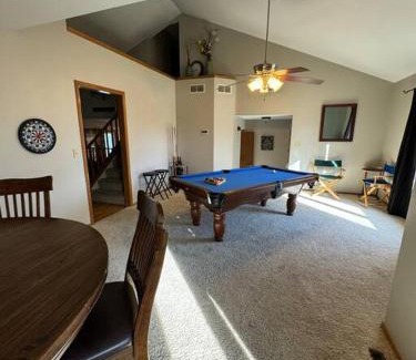 Wichita Maison | Hot Tub-Pool Table-Fire Pit! Great hang out place!