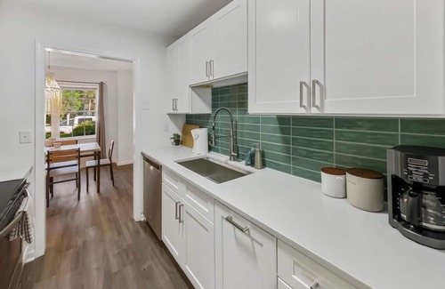 Mount Pleasant Maison | Hot Tub, Putting Green + Bikes!