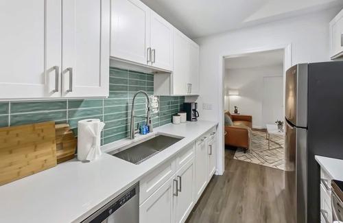 Mount Pleasant Maison | Hot Tub, Putting Green + Bikes!