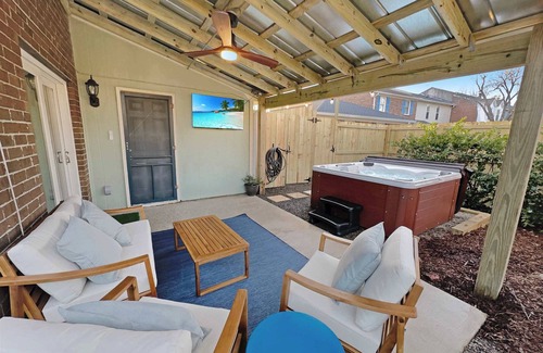 Mount Pleasant Maison | Hot Tub, Putting Green + Bikes!