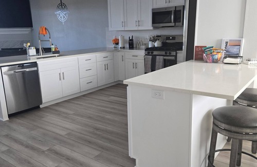 Hammond Maison | Watch Cargo ships - River View - HOT TUB + Rec Room - Near Ocean & Fort Stevens