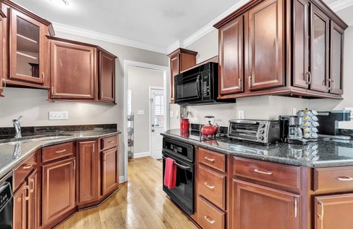 Ann Arbor Maison | The Elegant Ranch by Granger Gardens. 5 Bed. Luxurious and Tasteful.