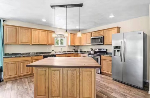 Lansing Maison | Huge Home! Sleeps 24!