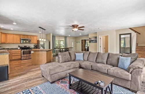 Lansing Maison | Huge Home! Sleeps 24!