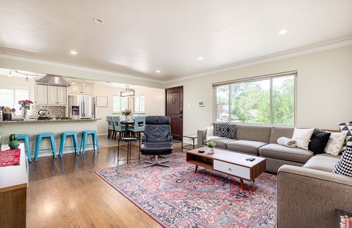 Denver Maison | Hot Tub, Steam Room, Billiards, Ping Pong, Darts, 3 Kings, 8 beds total.