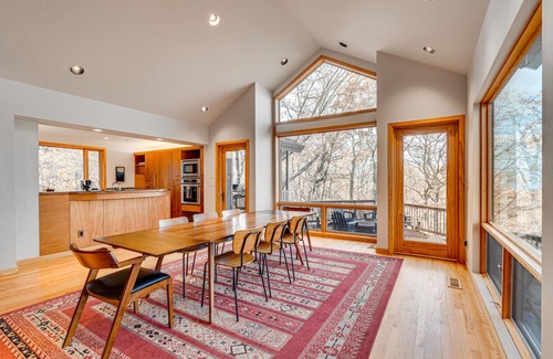 Chestnut Springs Cabine | Hot Tub & Views | Mid Century Modern Wonder