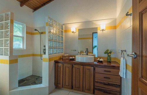 Crescent Beach Hôtel | Hotel and restaurant in Bequia
