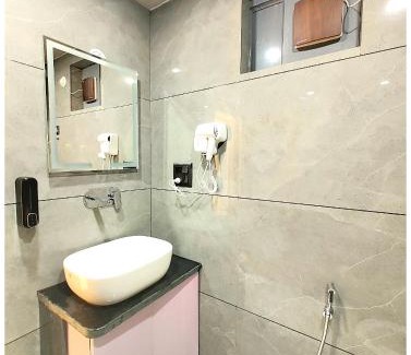 Nainital Hôtel | HOTEL BOUTIQUE SANGITA PARADISE LAKE VIEW MALL ROAD NAINITAL - Newly Decorated - Near Mall Road Laxurious Lake View Rooms With Balcony - Free Parking & Wi-fi - Restaurant Facilities - Best Hotel In Nainital