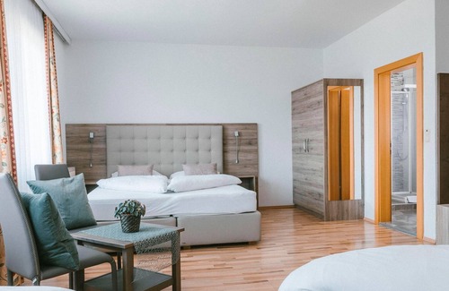 Illmitz Maison | Hotel Garni Dreibettzimmer Du/wc - Hotel Johannes-zeche Tauber