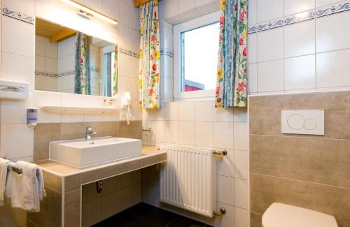 Pflach Hôtel | Hotel Gasthof Zum Schwanen