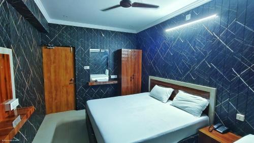 Tirupati Cabine | Hotel Govindh Heights