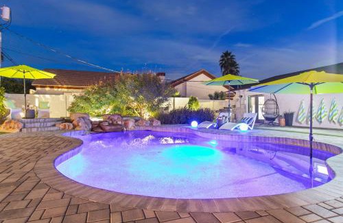 Camelback Shadows Maison | Hotel Homes - The Camelback Manor