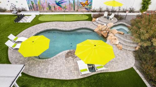 Camelback Shadows Maison | Hotel Homes - The Camelback Manor