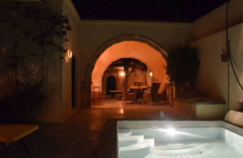 Tata Hôtel | Hotel / Auberge.......