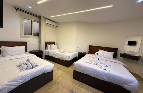 Giza Hôtel | hotel in marvelous view infront of the pyramids directly with AC, WiFi.