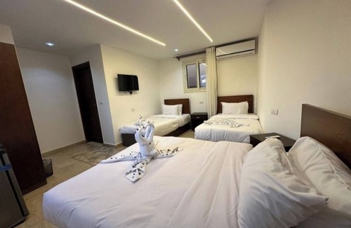 Giza Hôtel | hotel in marvelous view infront of the pyramids directly with AC, WiFi.