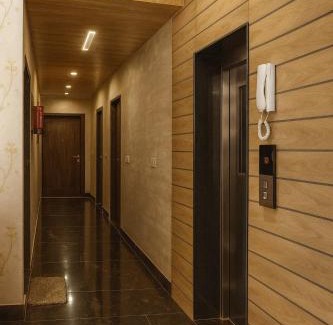 Deoghar Hôtel | Hotel Krishna Palace, Vrindavan - Lavish & Luxury rooms with parking near prem mandir #By Om #