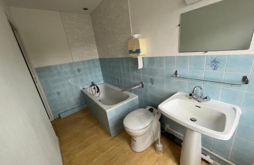 Saint-Paul-du-Bois Hôtel | Hotel l'Entracte
