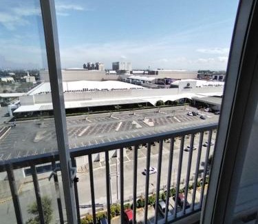 Las Pinas Appartement | Hotel Luxury Twin Bed Room with Balcony Las Pinas-South Residence